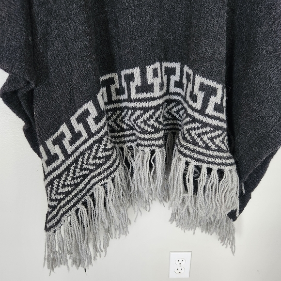 Peruvian Trading Co. Poncho Women's One Size Gray Alpaca Wool Aztec Fringe - Picture 7 of 12